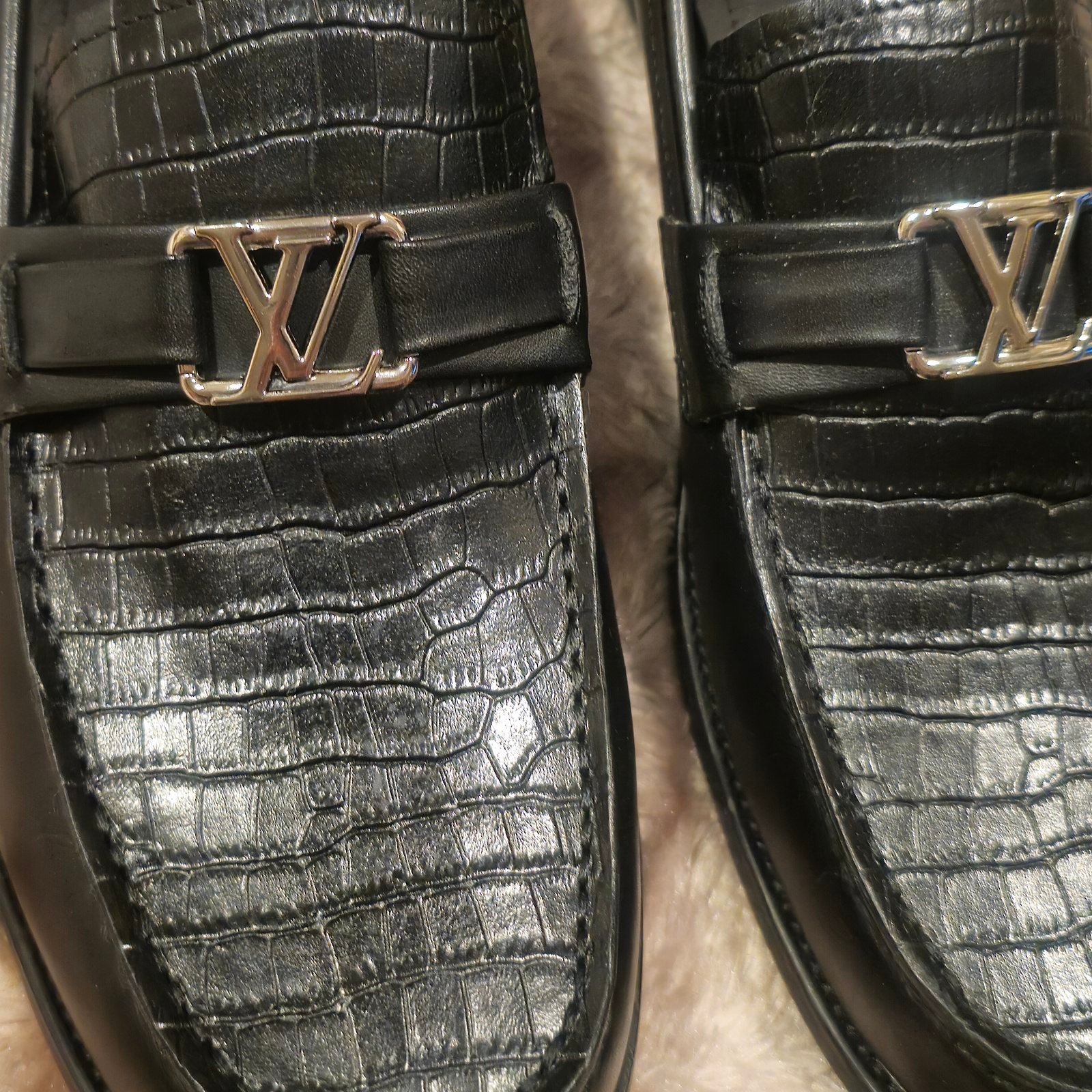 Louis Vuitton mocasín piel negra con grabado de cocodrilo - Imagen 4