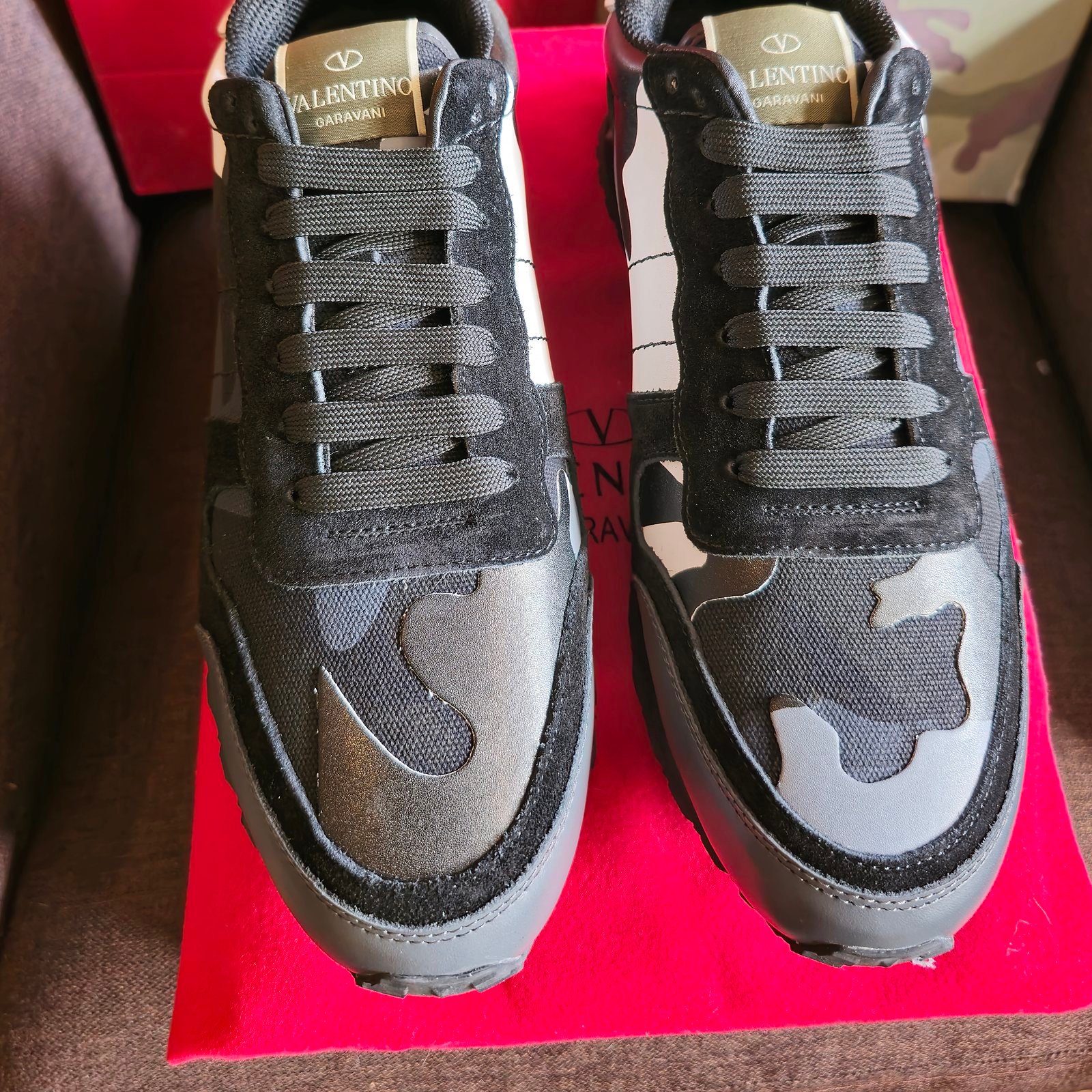 Valentino tenis Rockrunner camuflaje gris y negro